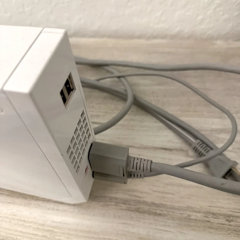 White 2006 Nintendo Wii Console Set - Picture 4 of 8